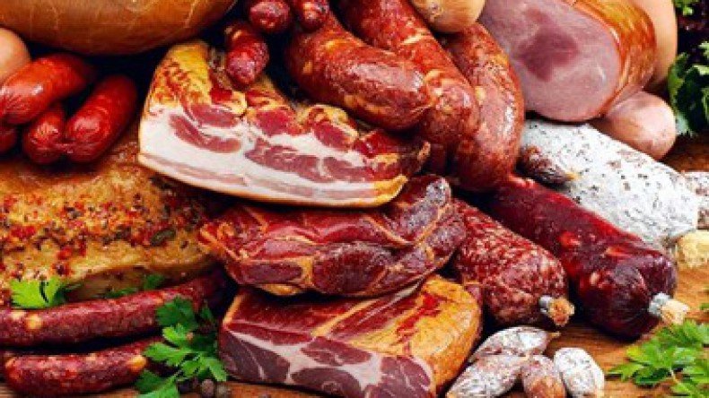 Колбасы и копчености повышают риск возникновения злокачественных опухолей