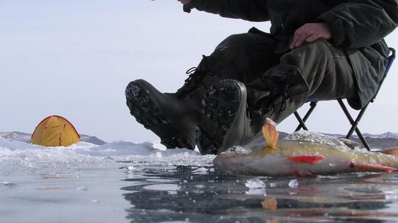 Рыбак вмерз в лед на Волге