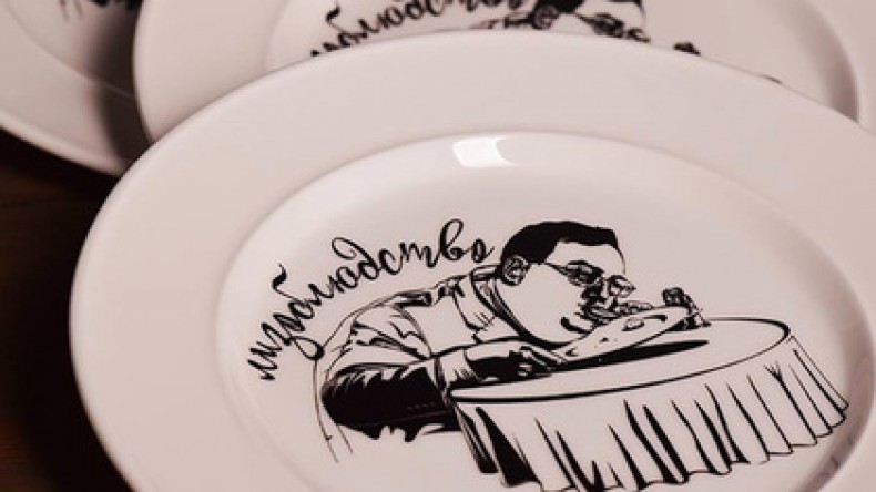 Вылизавшего тарелку украинского депутата увековечили на посуде