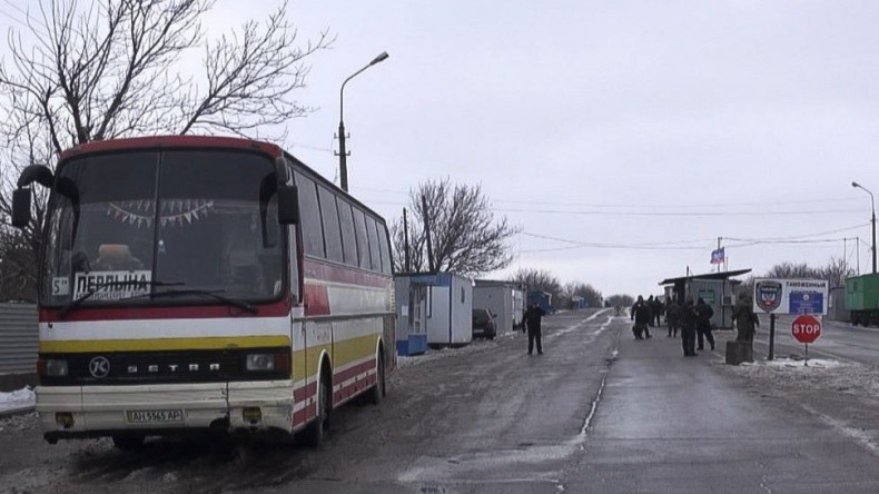 Украинские силовики обстреляли автобус на КПП в Донбассе
