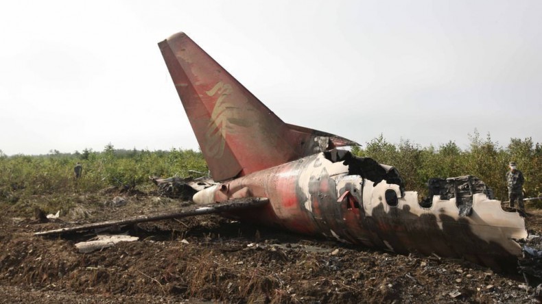 12 человек погибли при крушении военного самолета в Китае