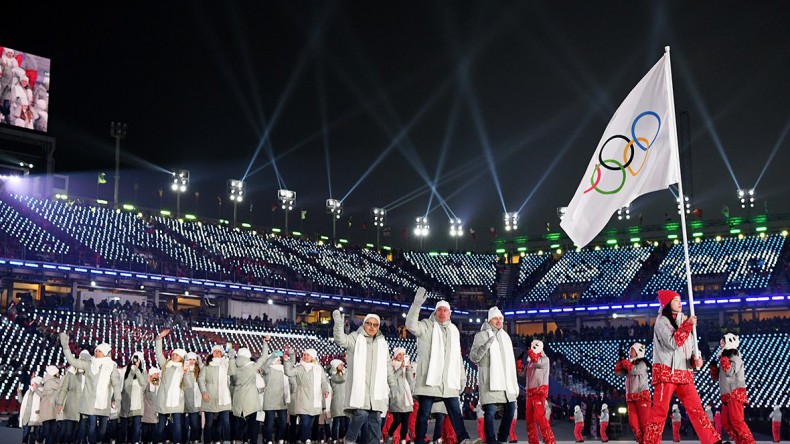 Российские спортсмены прошли под олимпийским флагом на открытии Олимпиады