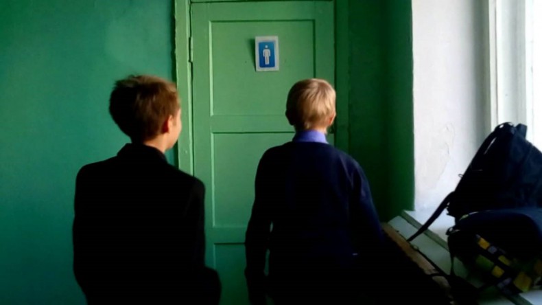 Терпите! В Москве школьникам запретили отпрашиваться в туалет без справки