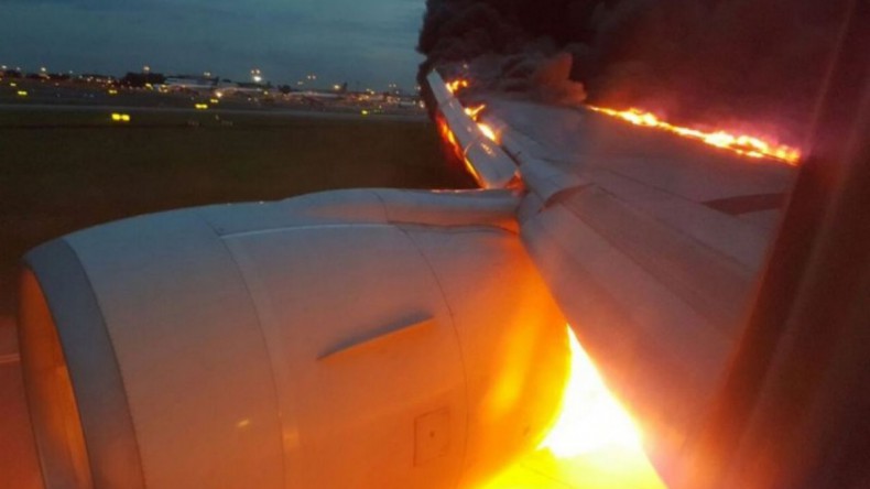В Калифорнии загорелся самолет с пассажирами