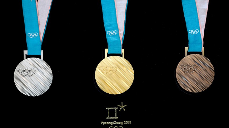 Российским олимпийцам запретили показывать медали