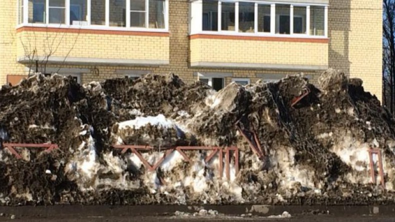 В Ярославле коммунальщики сгребли снег с дороги вместе с забором