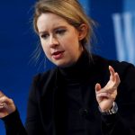 Основательницу стартапа Theranos оштрафовали за обман инвесторов