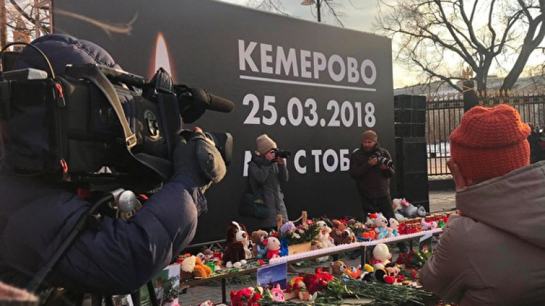 В Москве на Манежной площади проходит акция памяти погибших в Кемерове
