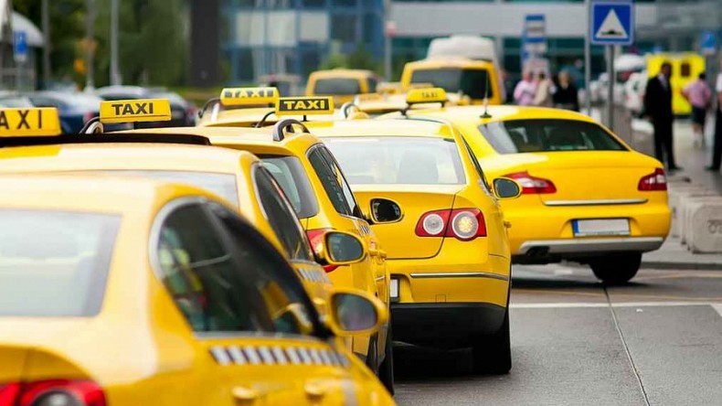 Минфин поддерживает введение обязательного страхования пассажиров такси