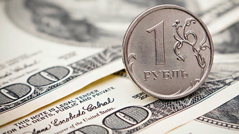 Рубль обновил минимумы по отношению к доллару и евро