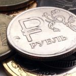 Рубль растет на открытии торгов