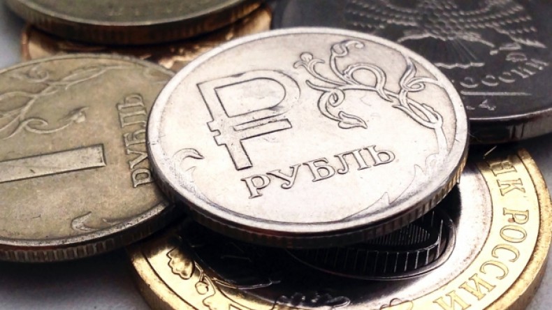 Рубль растет на открытии торгов