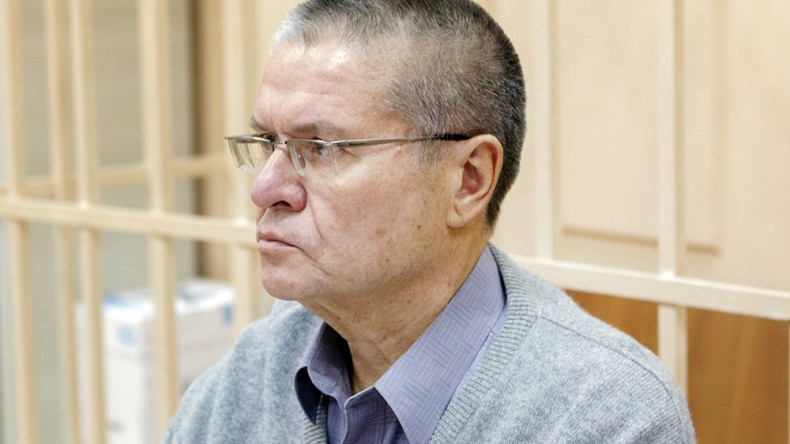 Суд оставил Улюкаева под арестом
