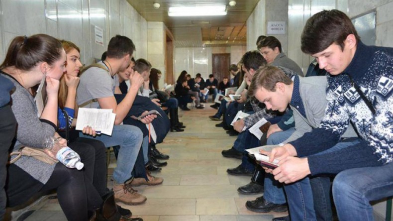Время ожидания врачей в российских поликлиниках можно сократить в восемь раз