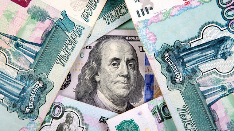 Рубль продолжает укрепляться по отношению к доллару и евро