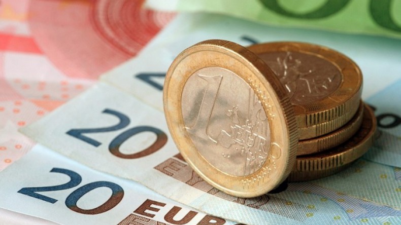 Центробанк снизил официальные курсы доллара и евро