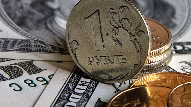 Рубль укрепляется по отношению к доллару и евро
