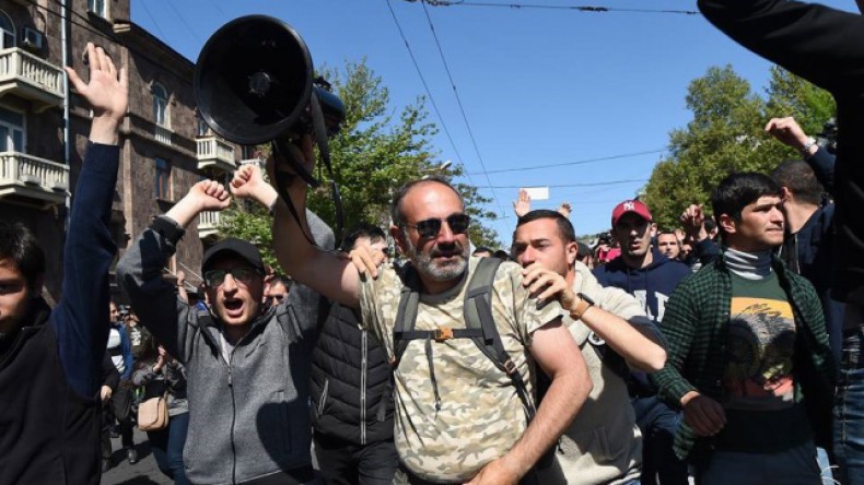 К акциям протеста в Ереване присоединились люди в военной форме