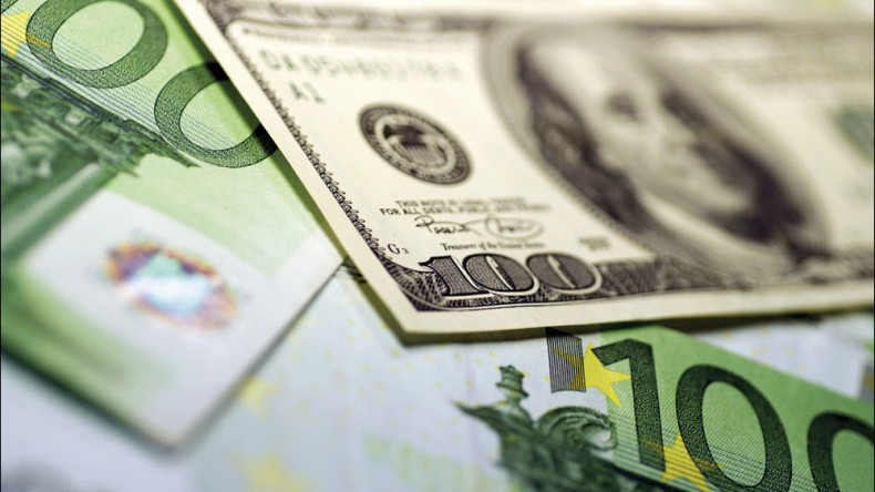 Евро и доллар подешевели по отношению к рублю