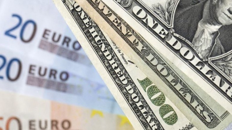 Доллар и евро дешевеют по отношению к рублю