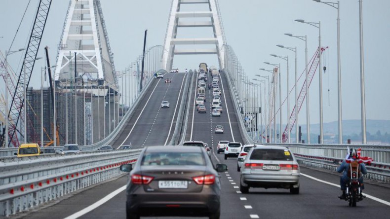 По Крымскому мосту уже проехали более 200 тысяч автомобилей