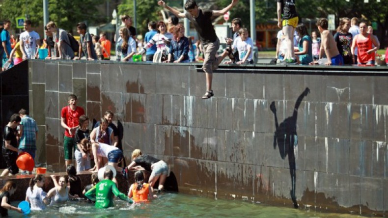 Петербуржцев попросили не учить иностранцев купаться в фонтанах