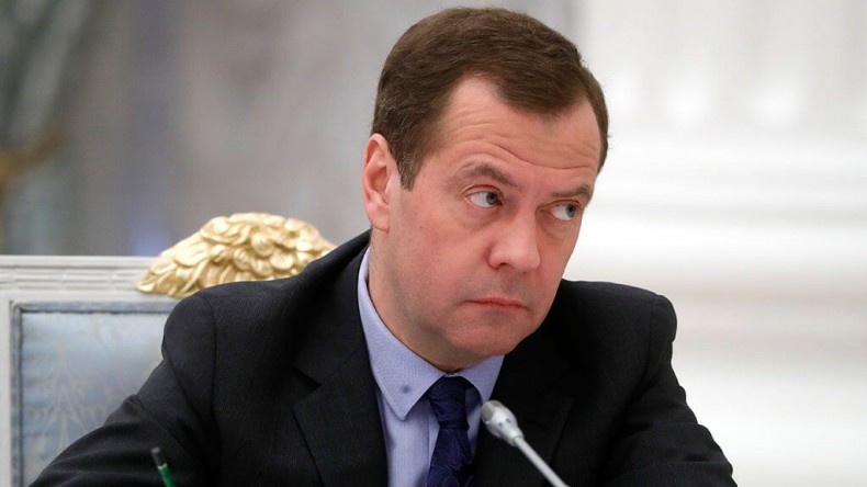 Медведев призвал не увольнять пенсионеров