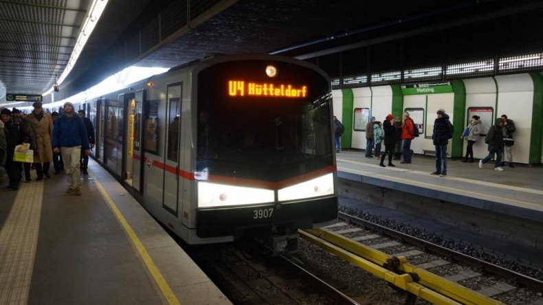 В Вене пассажирам метро раздали 14 тысяч дезодорантов