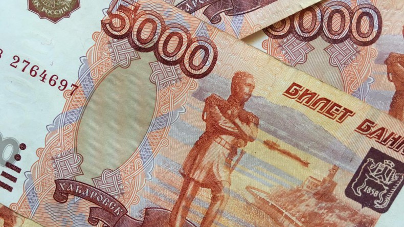 Рубль продолжает дешеветь на фоне санкций и действий Минфина