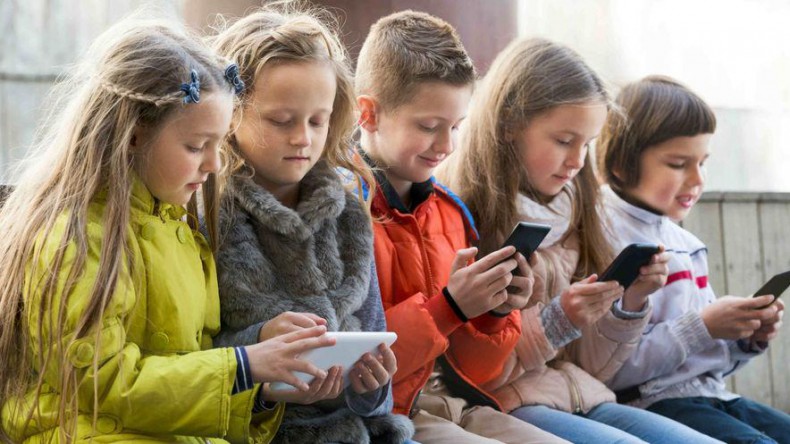 В российских школах могут запретить смартфоны