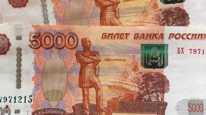 Рубль закрывает худший месяц с начала года
