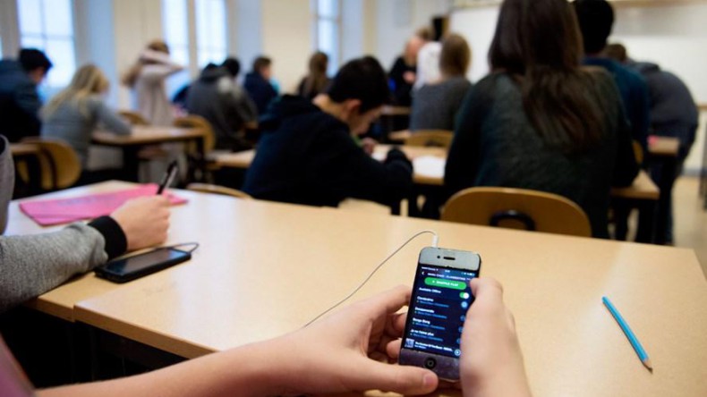 Россияне поддерживают запрет на смартфоны в школе