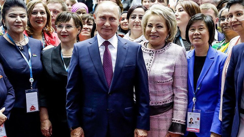 Путин призвал решить проблему гендерного неравенства