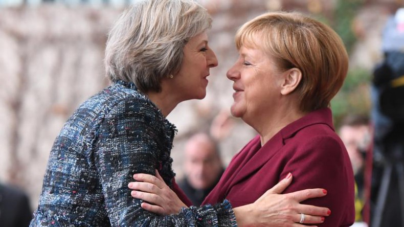 Меркель отказалась пожать руку Мэй