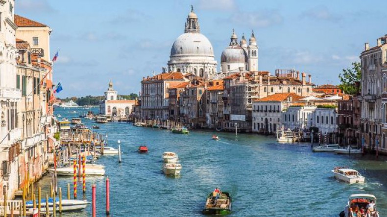 Власти Венеции запретят туристам сидеть на ступеньках достопримечательностей