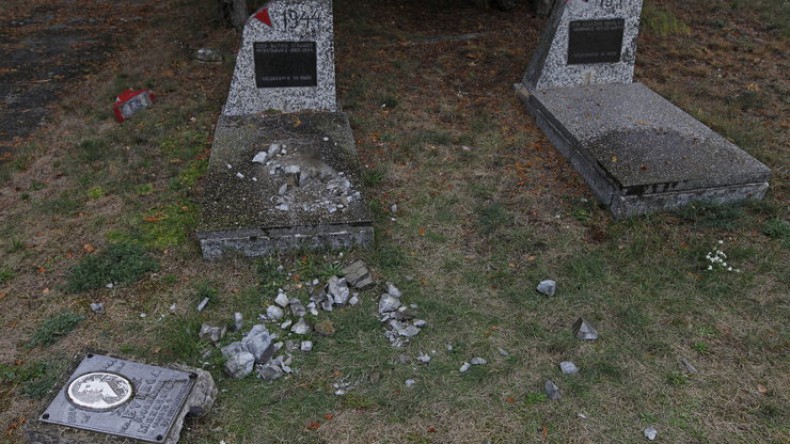 Вандалы в Польше разрушили 21 надгробие на могилах советских воинов
