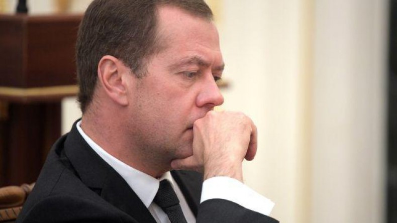 Медведев: новые американские санкции являются торговой войной