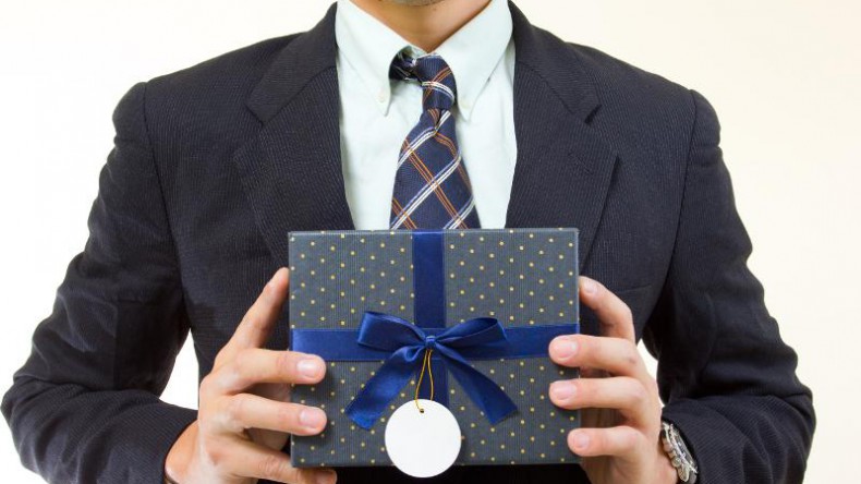 Правительство рассмотрит перечень допустимых подарков для чиновников