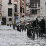 Венеция продолжает уходить под воду из-за шторма