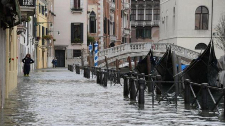 Венеция продолжает уходить под воду из-за шторма