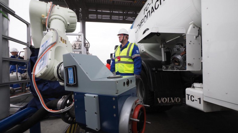 «Газпром нефть» представила первый роботизированный топливозаправочный комплекс
