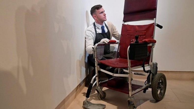 На аукционе в Лондоне продали кресло и диссертацию Стивена Хокинга