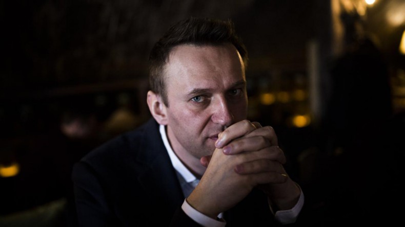 Навальному запретили временно выехать из России