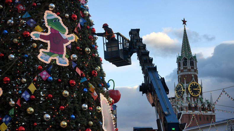 На Красной площади закончили наряжать новогоднюю елку