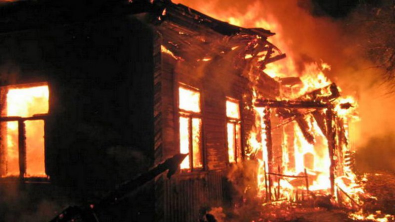 Четверо детей погибли в пожаре в Псковской области