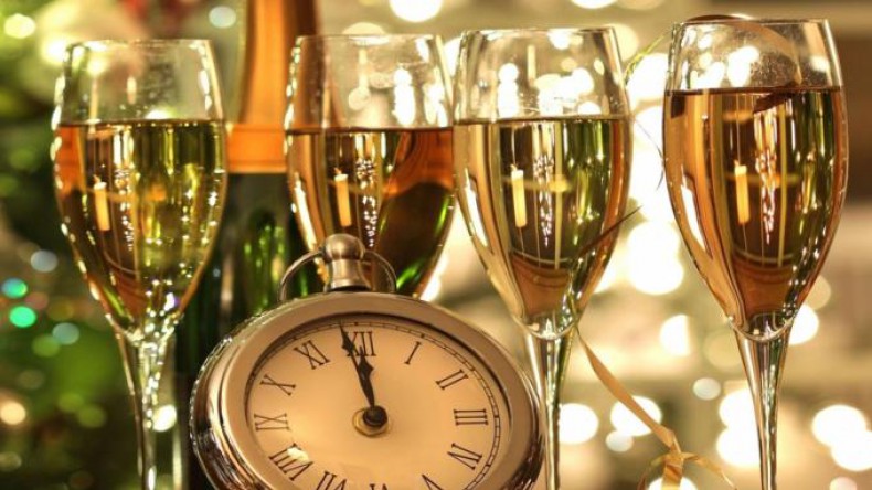 Россиянам рекомендовали пить белое сухое вино в новогоднюю ночь