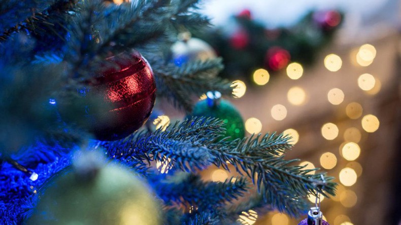 Большинство россиян убирают новогоднюю елку через неделю после праздника