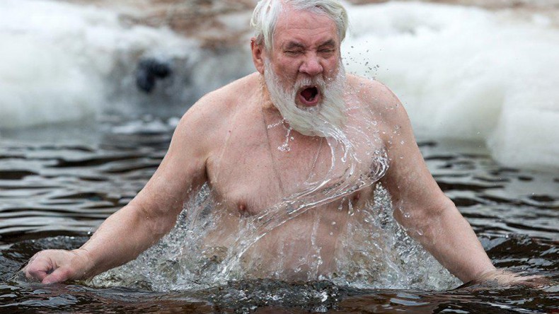 ВЦИОМ: 20% россиян намерены искупаться в проруби на Крещение