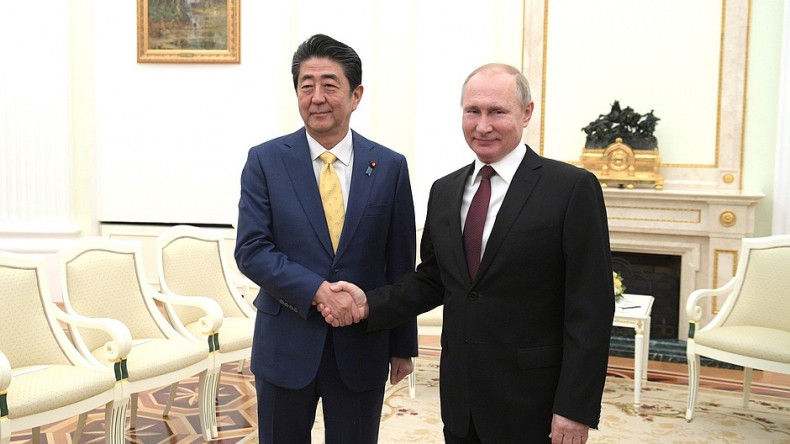 Путин проводит встречу с премьер-министром Японии