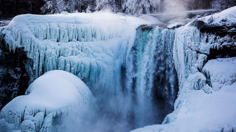В США из-за морозов замерз Ниагарский водопад
